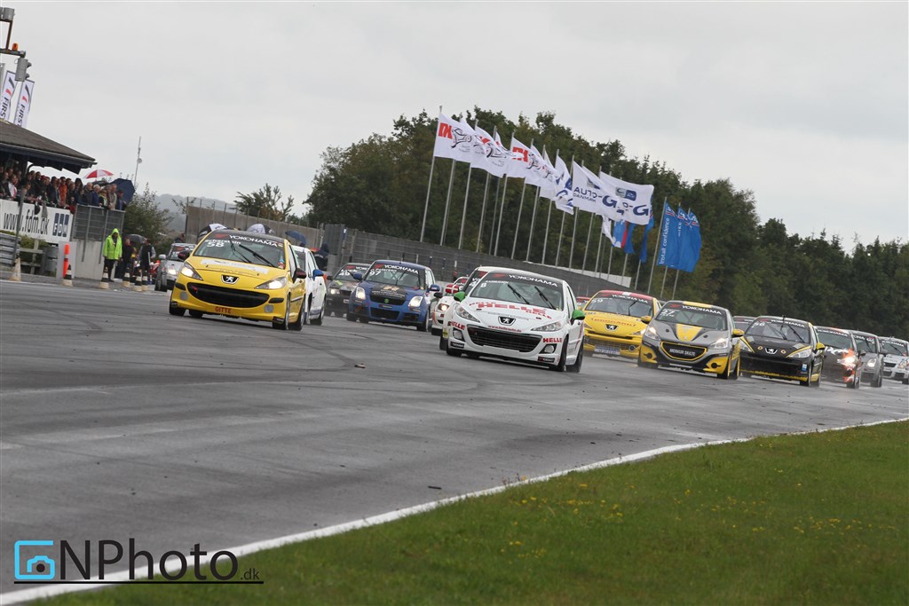 Hele Yokohama 1600 Challenge feltet fanget på 1 billede – Carsten Rasmussen (8) i front foran Michael Scharstein (58) m.fl.
(Foto: CN Photo)